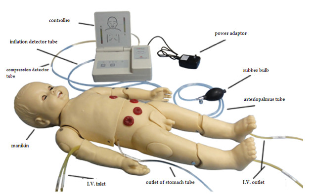 Le simulateur d'auscultation a placé/mannequin pédiatrique de simulation avec le générateur d'ECG