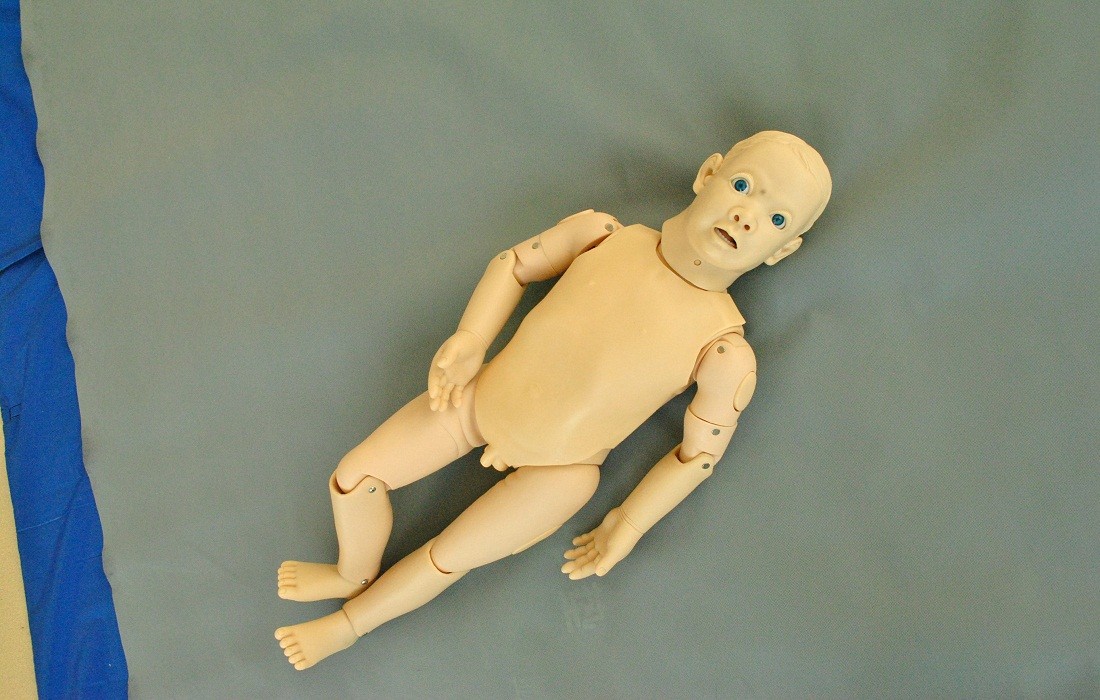 Mannequin de bébé avec le sentiment vide évident/mannequin pédiatrique de simulation