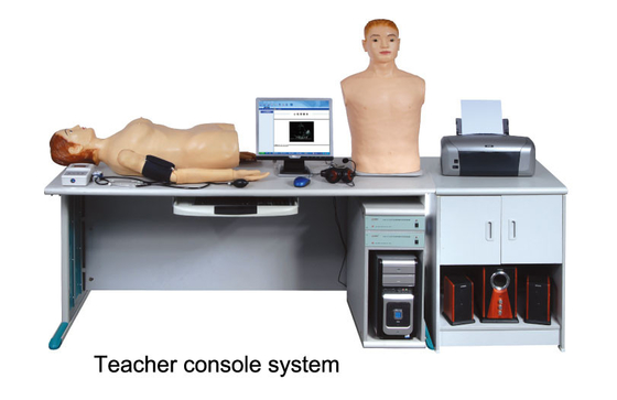 Diagnostic physique avec le mannequin coeur-poumon d'auscultation, équipement médical de simulation