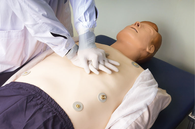 Simulacres avancés de premiers secours de formation de SAL avec le Defibrillation et la formation arpentante